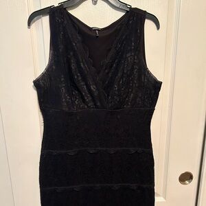 Slim lace dinner dress